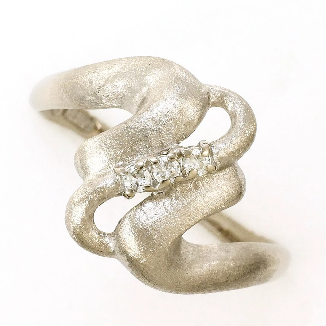 K14 GOLD RING DIAMOND: K14 Gold Ring Diamond Brand: No Brand Type/Style: Ring Material: K14 Gold, Main Stone Natural Color: None Size: US 6 Accessories: None Accessories Notice: When purchasing pre-owned goods, please