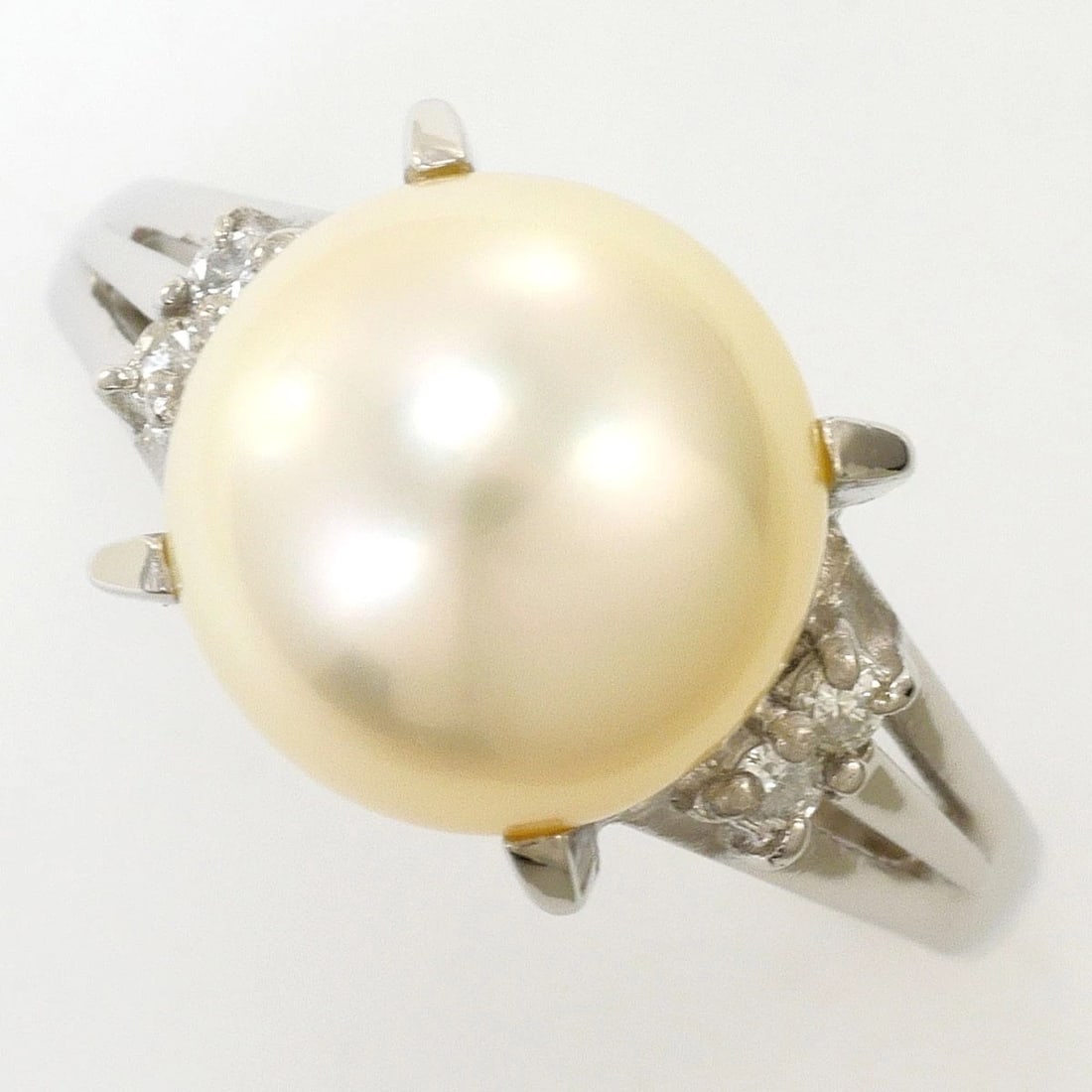 PT900 PLATINUM RING PEARL: PT900 Platinum Ring Pearl Brand: No Brand Type/Style: Ring Material: PT900, Main Stone Cultured Pearl Color: None Size: US 5 3/8 Accessories: None Accessories Notice: When purchasing pre-owned goods,