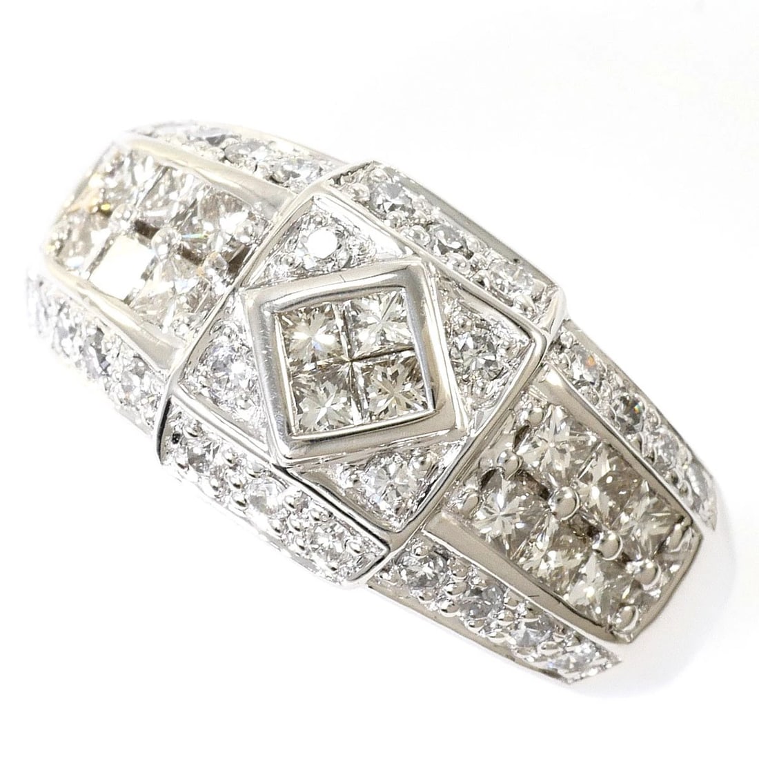 PT900 RING DIAMOND: PT900 Ring Diamond Brand: No Brand Type/Style: Ring Material: PT900, Main Stone Natural Color: None Size: US 7 Accessories: None Accessories Notice: When purchasing pre-owned goods, please