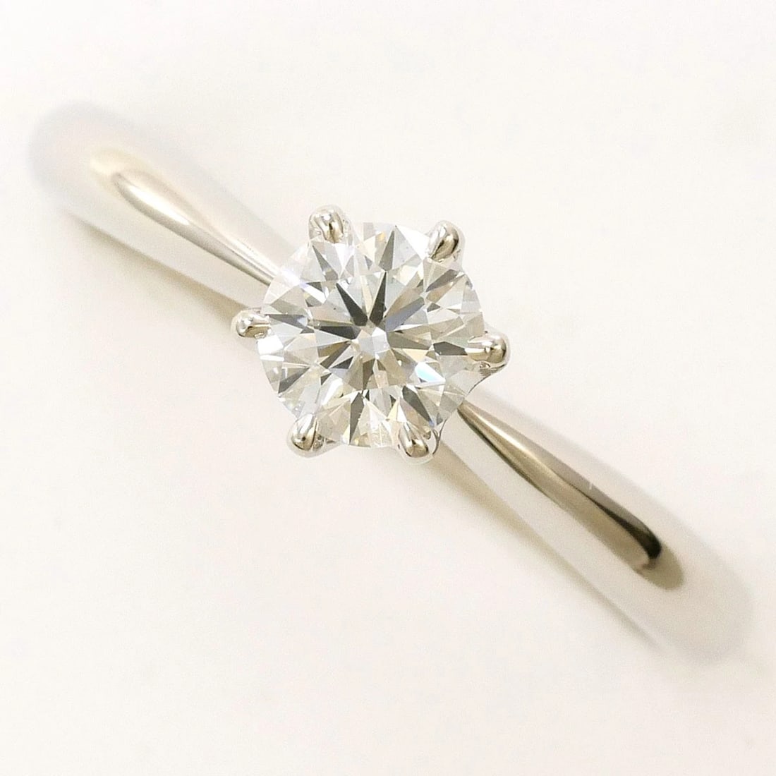 PT900 RING DIAMOND: PT900 Ring Diamond Brand: No Brand Type/Style: Ring Material: PT900/Platinum, Main Stone Natural Color: None Size: US 5 7/8 Accessories: None Accessories Notice: When purchasing pre-owned goods,