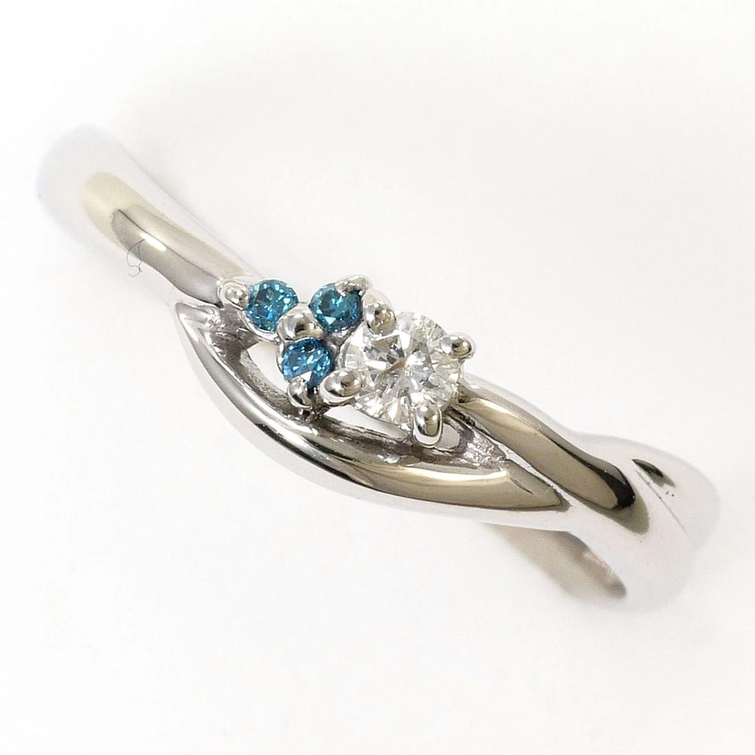 K18 GOLD RING BLUE DIAMOND: K18 gold Ring Blue diamond Brand: No Brand Type/Style: Ring Material: K18 Gold, Main Stone Natural Color: None Size: US 5 7/8 Accessories: None Accessories Notice: When purchasing pre-owned goods,