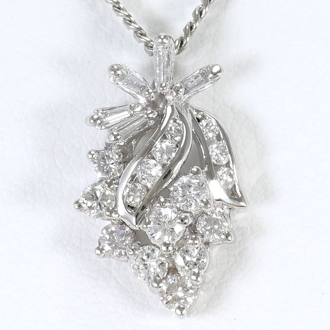 PT900 PLATINUM PT850/PLATINUM NECKLACE DIAMOND: PT900 Platinum PT850/Platinum Necklace Diamond Brand: No Brand Type/Style: Necklace Material: PT900, Main Stone Natural Color: None Size: Chain Length: 48cm Accessories: None Accessories Notice: When