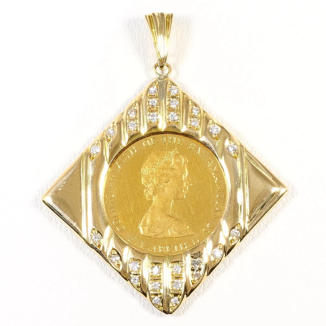 BAHAMAS SANTA MARIA GOLD K18 PENDANT TOP DIAMOND: Bahamas Santa Maria Gold K18 Pendant top Diamond Brand: No Brand Type/Style: Pendant top Material: K18/Yellow Gold, Color: Yellow Gold Size: Top size?H:about48?W:about39mm Bail internal
