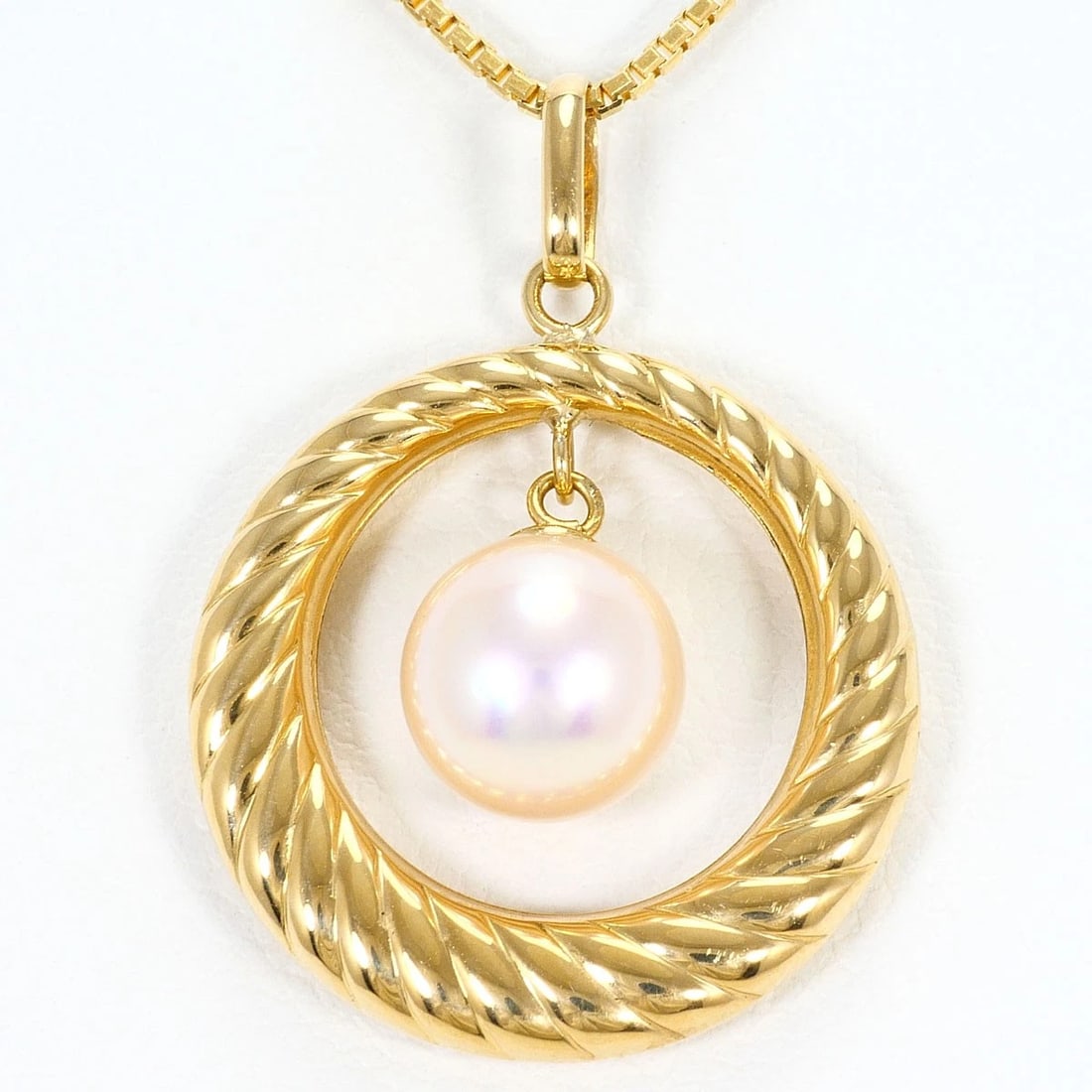 K18 GOLD NECKLACE AKOYA PEARL: K18 gold Necklace Akoya Pearl Brand: No Brand Type/Style: Necklace Material: K18/Yellow Gold, Main Stone Akoya Pearl Color: Yellow Gold Size: Top size?H:about28?W:about20mm, Chain Length: 40 cm