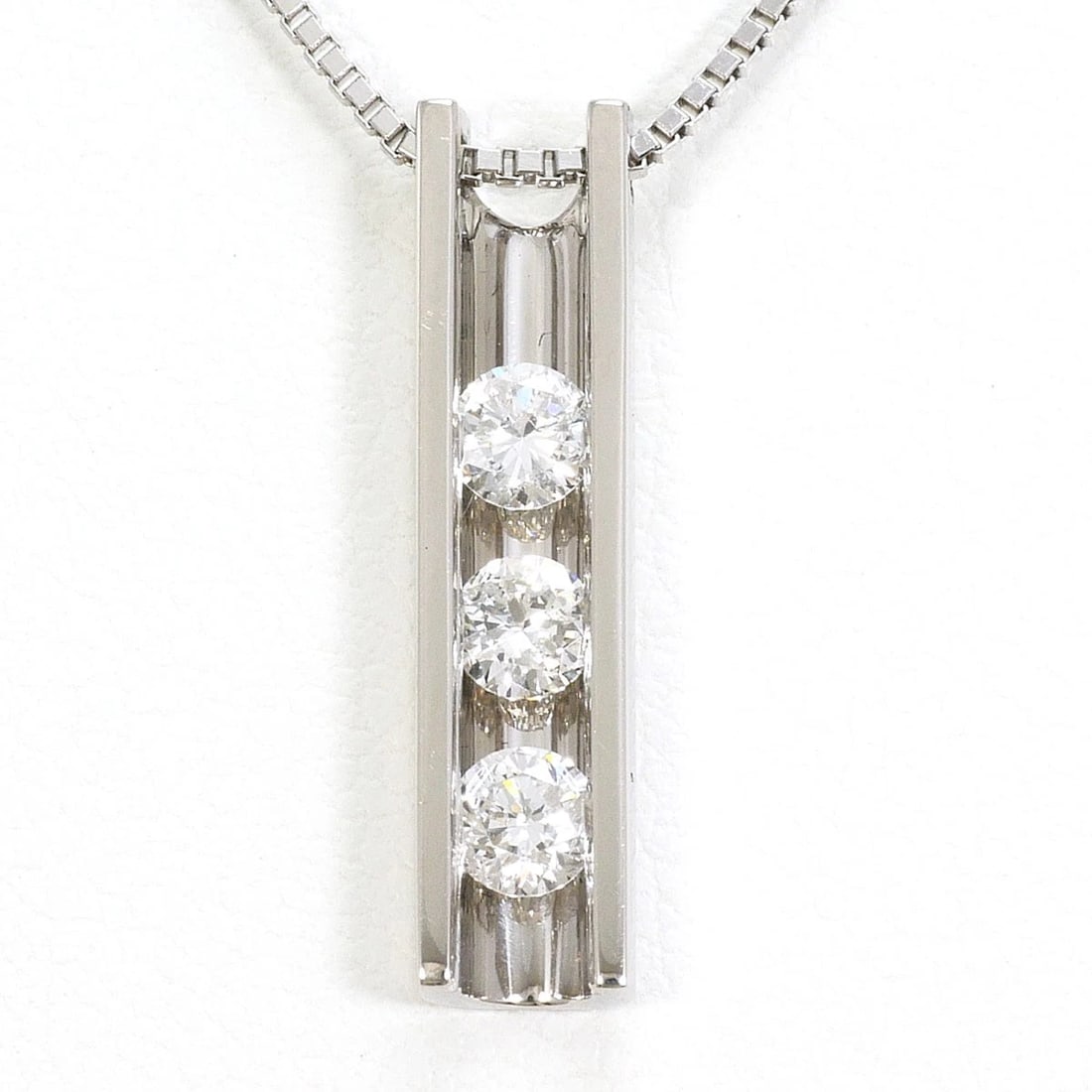 PT900, PT850 NECKLACE DIAMOND: PT900, PT850 Necklace Diamond Brand: No Brand Type/Style: Necklace Material: K18/Yellow Gold, Main Stone Natural Color: Yellow Gold Size: Chain Length: 40cm Accessories: None Accessories Notice: When