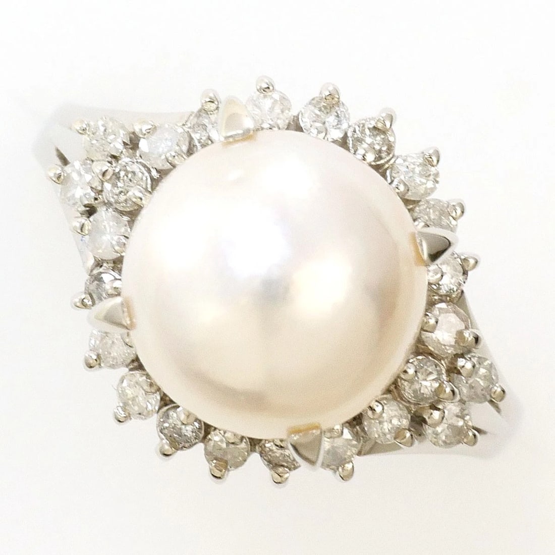 PT900 PLATINUM RING PEARL: PT900 Platinum Ring Pearl Brand: No Brand Type/Style: Ring Material: PT900, Main Stone Cultured Pearl Color: None Size: US 5 3/8 Accessories: None Accessories Notice: When purchasing pre-owned goods,