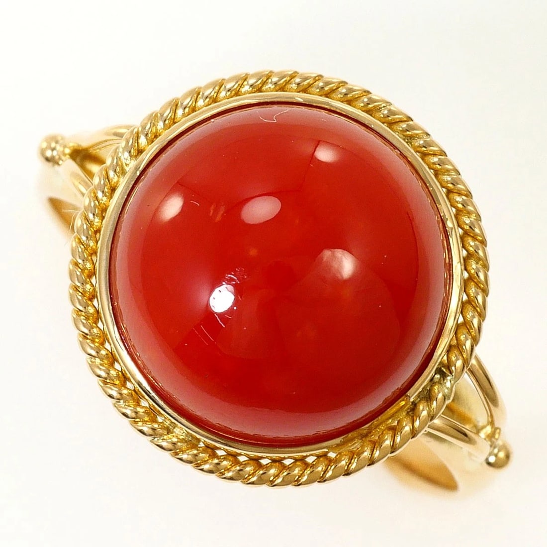 K18 GOLD RING CORAL: K18 gold Ring Coral Brand: No Brand Type/Style: Ring Material: K18, Main Stone Coral Color: None Size: US 7 Accessories: None Accessories Notice: When purchasing pre-owned goods, please refer to the