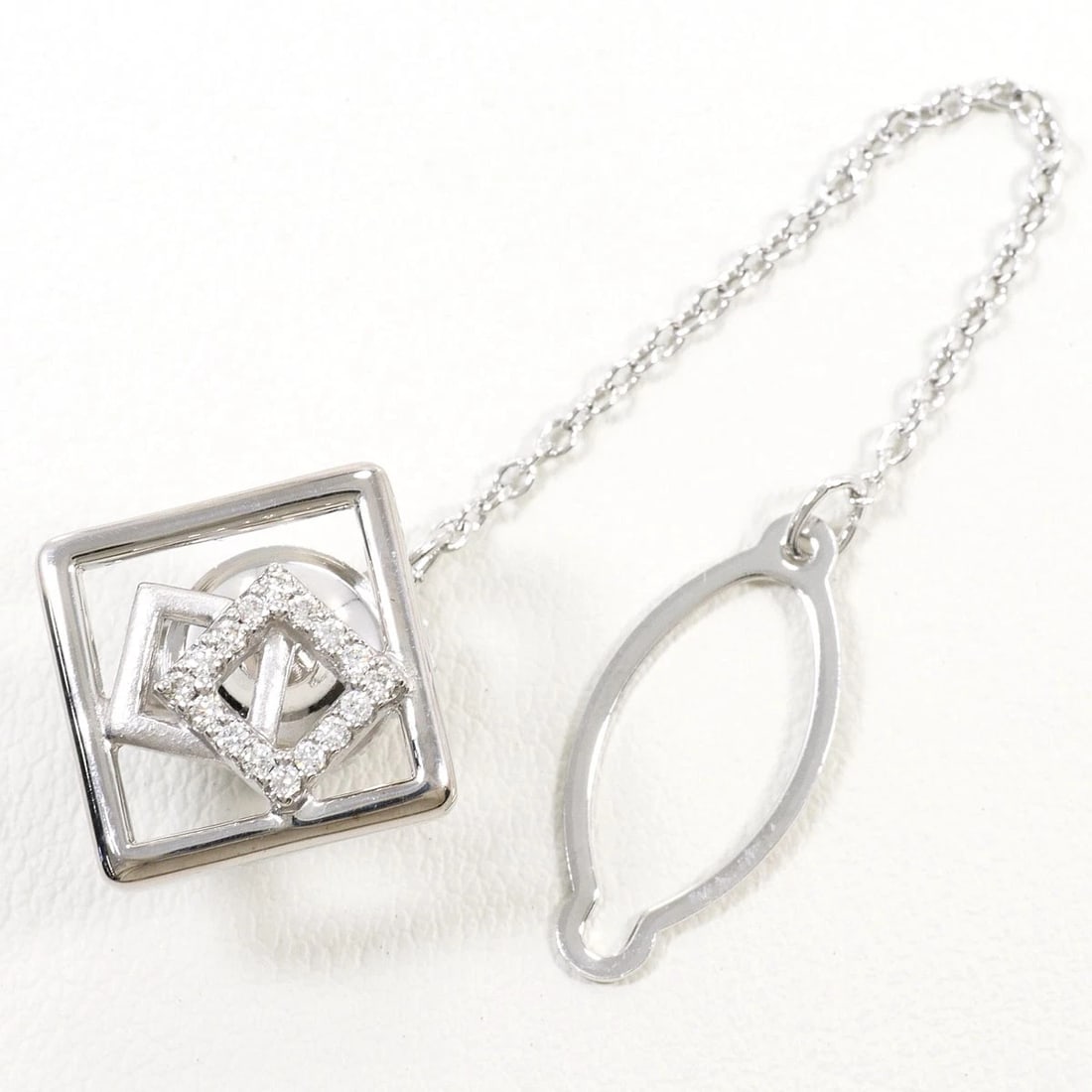 K18 GOLD ALLOY BROOCH DIAMOND: K18 gold Alloy Brooch Diamond Brand: No Brand Type/Style: Brooch Material: K18 Gold, Main Stone Natural Color: None Size: Accessories: None Accessories Notice: When purchasing pre-owned goods, please