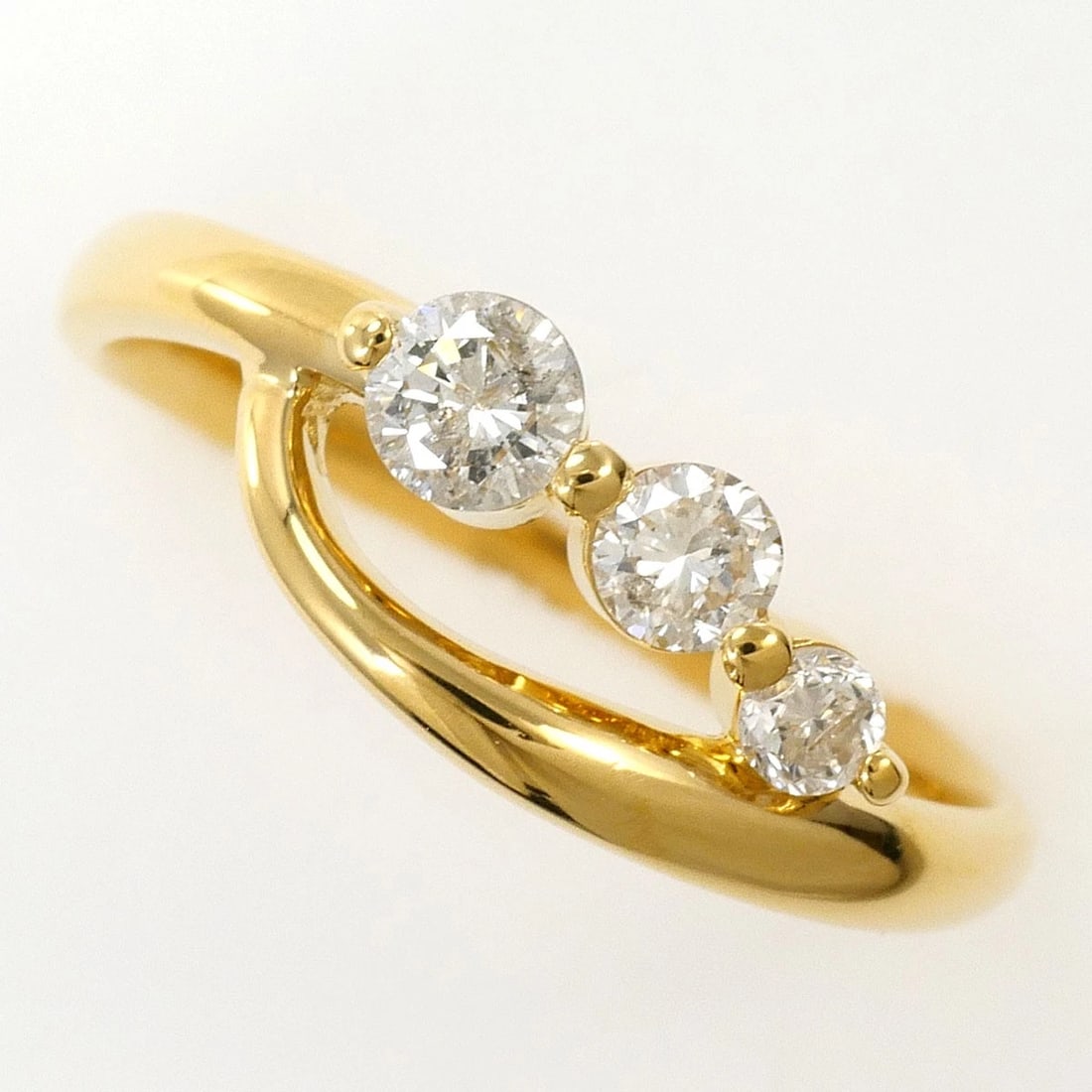 K18 GOLD RING DIAMOND: K18 gold Ring Diamond Brand: No Brand Type/Style: Ring Material: K18/Yellow Gold, Main Stone Natural Color: Yellow Gold Size: US 4 Accessories: None Accessories Notice: When purchasing pre-owned