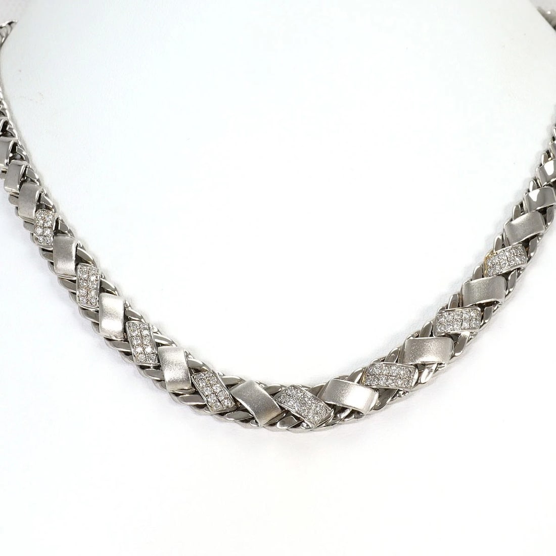 K18 GOLD NECKLACE DIAMOND: K18 gold Necklace Diamond Brand: No Brand Type/Style: Necklace Material: K18 Gold, Main Stone Natural Color: None Size: Chain Length:42 cm Accessories: None Accessories Notice: When purchasing