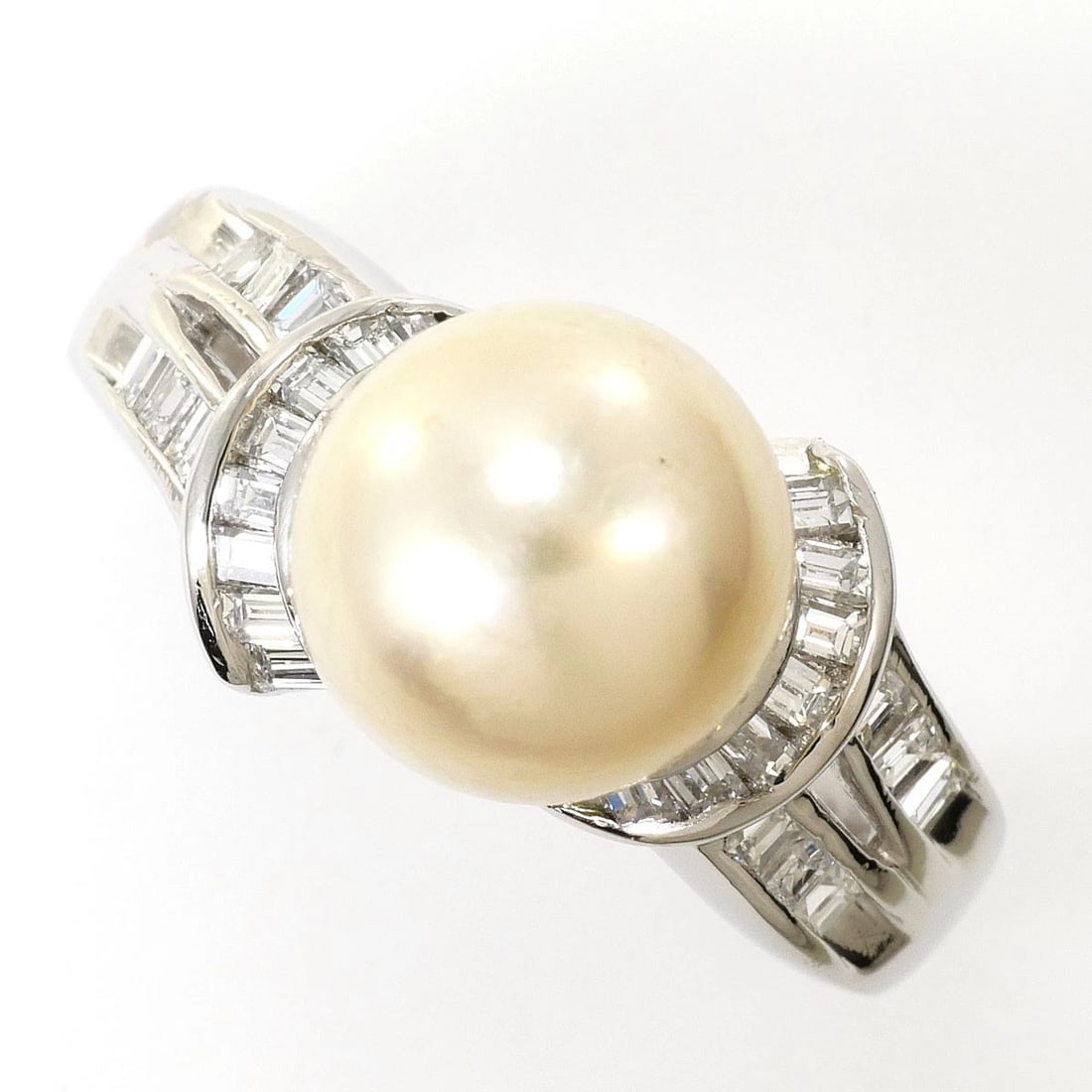 PT900 PLATINUM RING AKOYA PEARL: PT900 Platinum Ring Akoya Pearl Brand: No Brand Type/Style: Ring Material: PT900, Main Stone Akoya Pearl Color: None Size: US 7 1/2 Accessories: None Accessories Notice: When purchasing pr