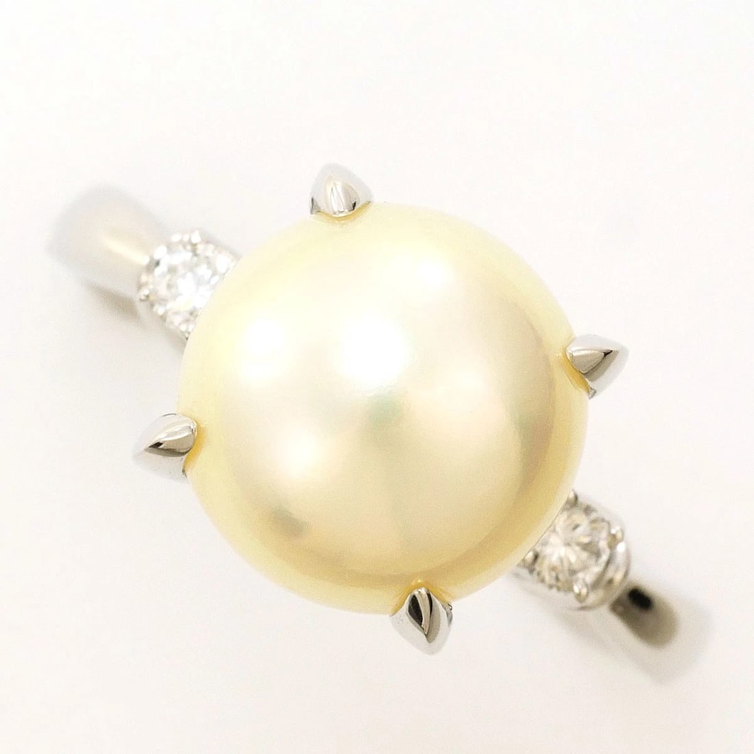 PT900 PLATINUM RING: PT900 Platinum Ring Brand: No Brand Type/Style: Ring Material: PT900, Main Stone Cultured Pearl Color: None Size: US 9 Accessories: None Accessories Notice: When purchasing pre-owned goods, please