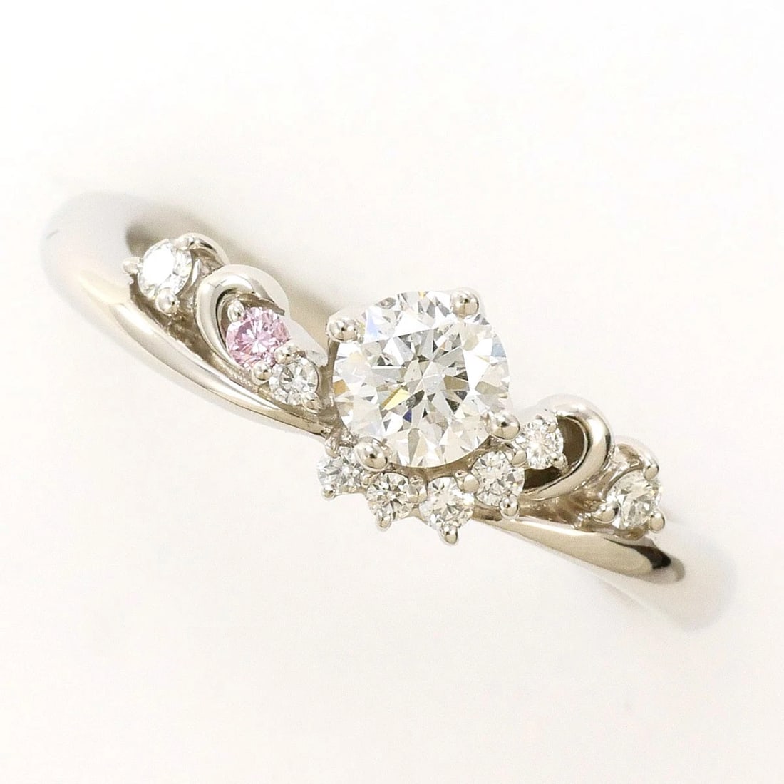 PT900 RING DIAMOND: PT900 Ring Diamond Brand: No Brand Type/Style: Ring Material: PT900/Platinum, Main Stone Natural Color: None Size: US 5 1/8 Accessories: None Accessories Notice: When purchasing pre-owned goods,
