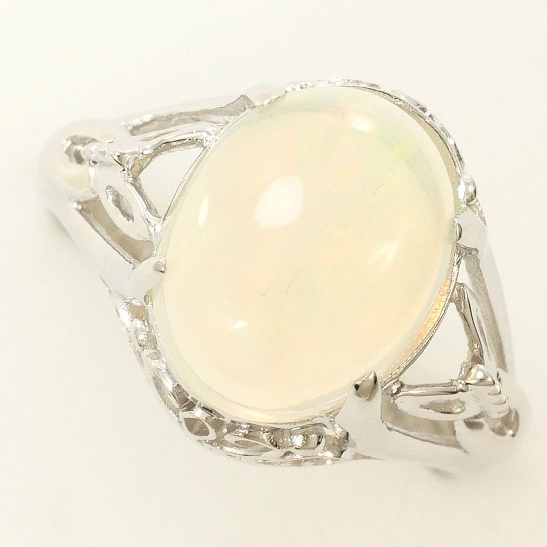 K14 GOLD RING OPAL: K14 Gold Ring opal Brand: No Brand Type/Style: Ring Material: K14 Gold, Main Stone Opal Color: None Size: US 5 1/2 Accessories: None Accessories Notice: When purchasing pre-owned goods, pl