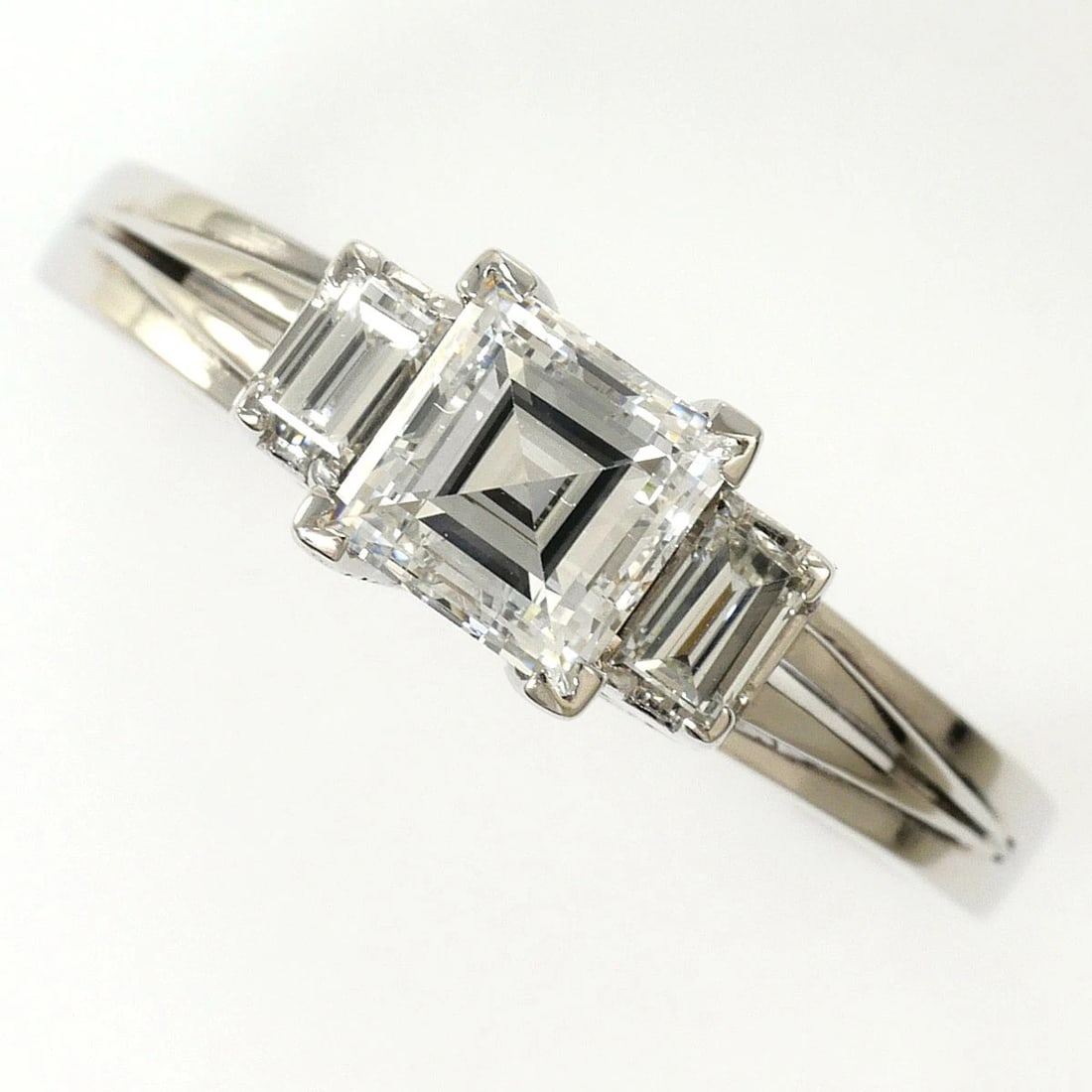 PT900 PLATINUM RING DIAMOND: PT900 Platinum Ring Diamond Brand: No Brand Type/Style: Ring Material: PT900, Main Stone Natural Color: Silver Size: US 6 1/4 Accessories: None Accessories Notice: When purchasing pre-owned goods,