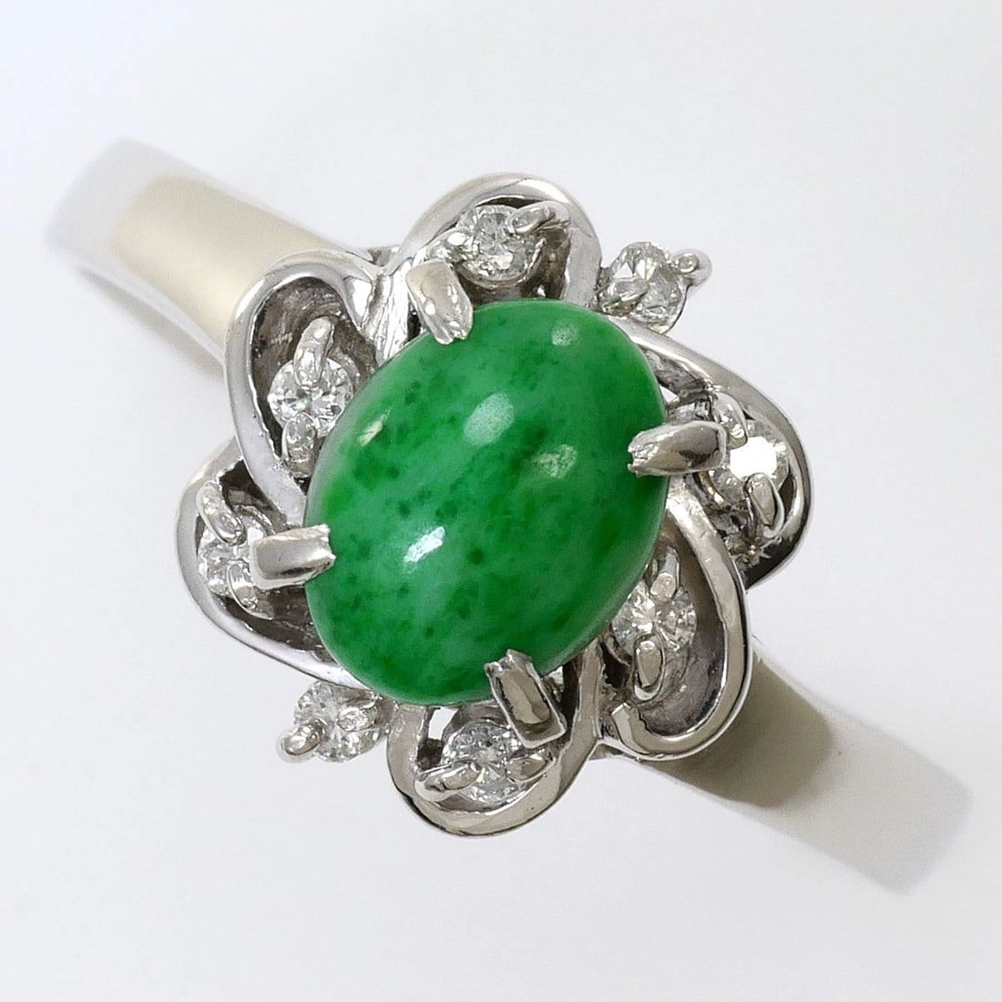 PT900 RING JADE: PT900 Ring Jade Brand: No Brand Type/Style: Ring Material: PT900, Main Stone Jade Color: None Size: US 8 3/4 Accessories: None Accessories Notice: When purchasing pre-owned goods, please refer to the