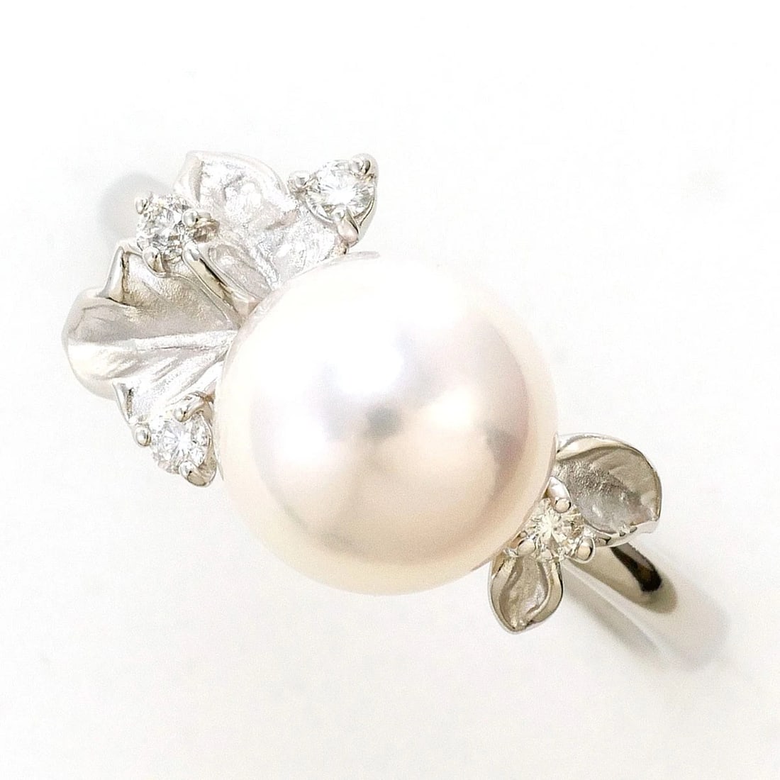 PT900 PLATINUM RING PEARL: PT900 Platinum Ring Pearl Brand: No Brand Type/Style: Ring Material: PT900, Main Stone Natural Color: None Size: US 5 3/8 Accessories: None Accessories Notice: When purchasing pre-owned goods, please
