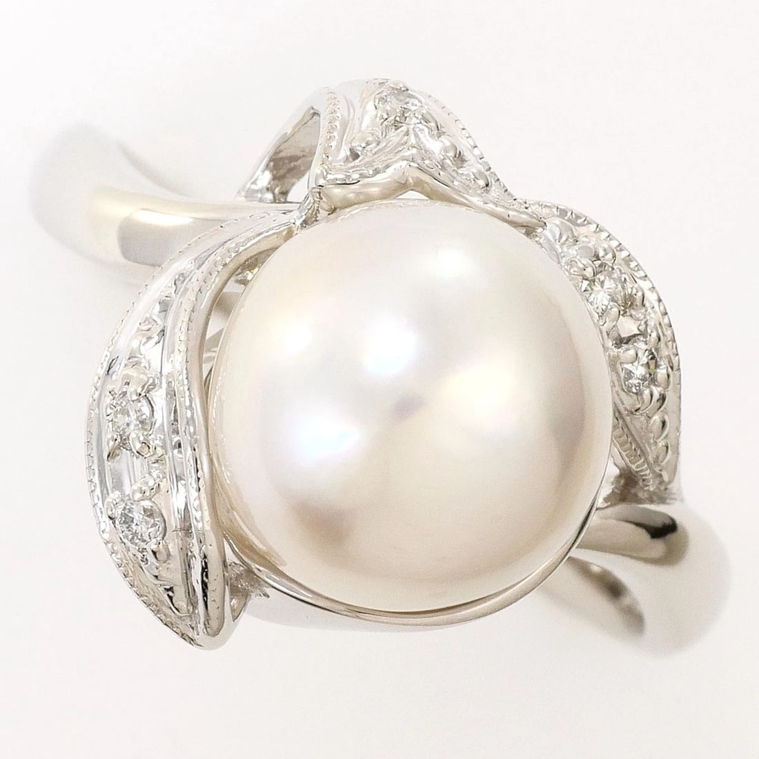 PT900 PLATINUM RING AKOYA PEARL: PT900 Platinum Ring Akoya Pearl Brand: No Brand Type/Style: Ring Material: PT900, Color: Silver Size: US 7 1/4 Accessories: None Accessories Notice: When purchasing pre-owned goods, please refer to