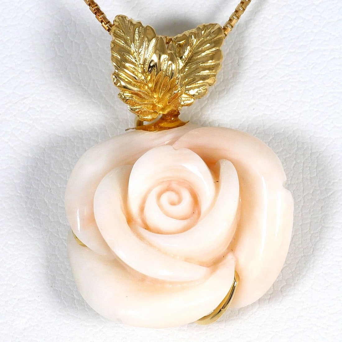 K18 GOLD NECKLACE CORAL: K18 gold Necklace Coral Brand: No Brand Type/Style: Necklace Material: K18 Gold, Main Stone Coral Color: None Size: Chain Length: 40cm Accessories: None Accessories Notice: When purchasing pre-owned