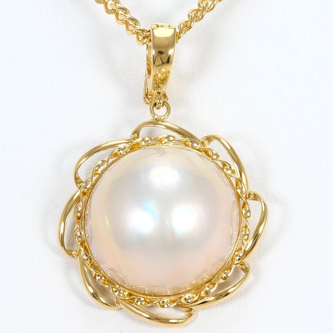 K18 GOLD NECKLACE MABE PEARL: K18 gold Necklace Mabe pearl Brand: No Brand Type/Style: Necklace Material: K18 Gold, Main Stone Mabe Pearl Color: None Size: Chain Length: 50cm Accessories: None Accessories Notice: When