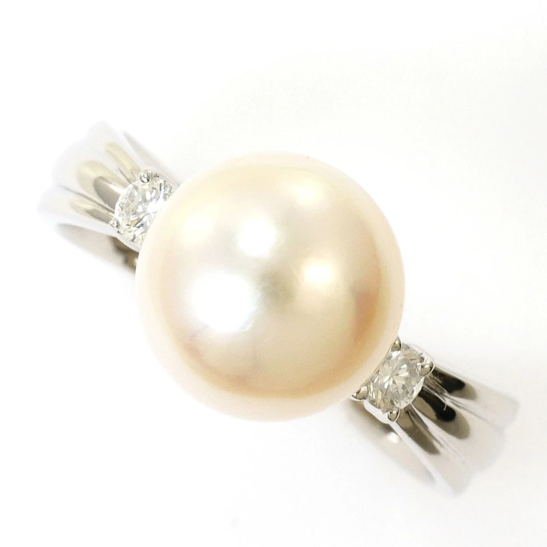 PT900 PLATINUM RING 1 AKOYA PEARL: PT900 Platinum Ring 1 Akoya Pearl Brand: No Brand Type/Style: Ring Material: PT900, Main Stone Akoya Pearl Color: None Size: US 7 Accessories: None Accessories Notice: When purchasing pre-