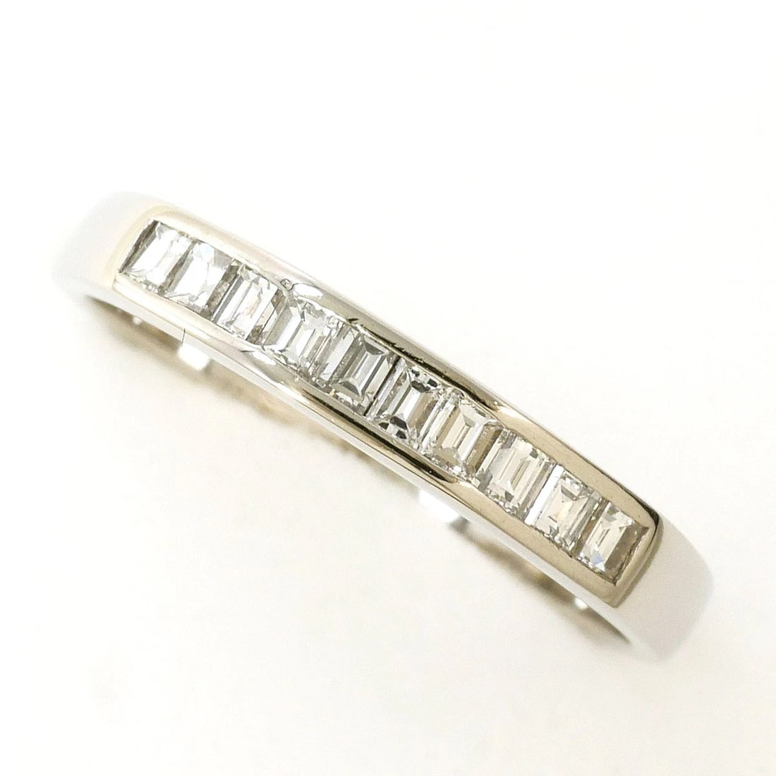 PT900 PLATINUM RING DIAMOND: PT900 Platinum Ring Diamond Brand: No Brand Type/Style: Ring Material: PT900, Main Stone Natuarl Color: None Size: US 6 1/2 Accessories: None Accessories Notice: When purchasing pre-owned goods,
