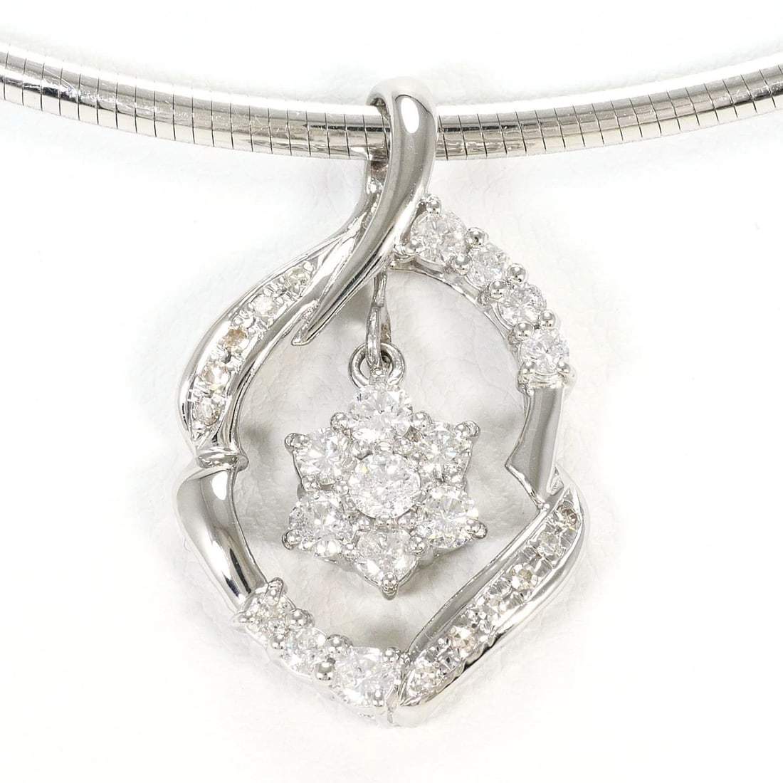 PT900, PT850 NECKLACE DIAMOND: PT900, PT850 Necklace Diamond Brand: No Brand Type/Style: Necklace Material: PT900, Main Stone Natural Color: None Size: Chain Length: 40cm Accessories: None Accessories Notice: When purchasing