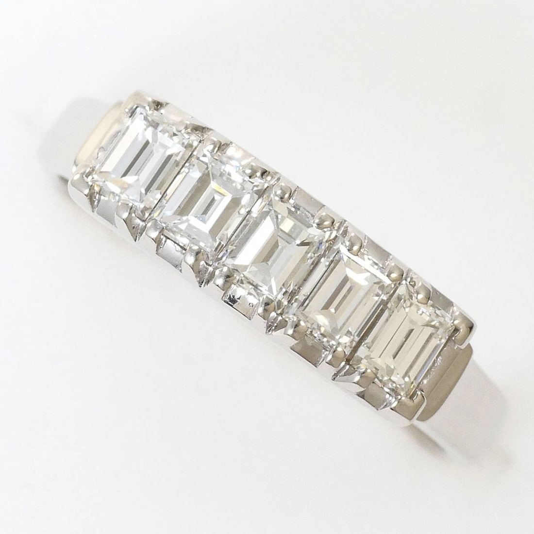 PT900 PLATINUM RING DIAMOND: PT900 Platinum Ring Diamond Brand: No Brand Type/Style: Ring Material: PT900, Main Stone Natural Color: None Size: US 5 3/8 Accessories: None Accessories Notice: When purchasing pre-owned goods,
