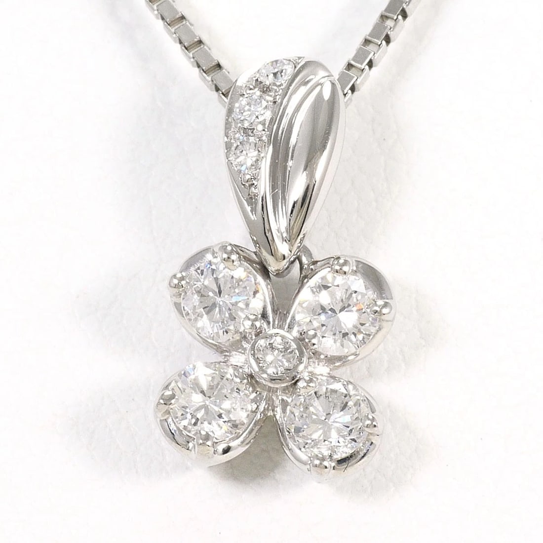 PT900 PT850 NECKLACE DIAMOND: PT900 PT850 Necklace Diamond Brand: No Brand Type/Style: Necklace Material: PT900, Main Stone Natural Color: None Size: Chain Length: 50cm Accessories: None Accessories Notice: When purchasing