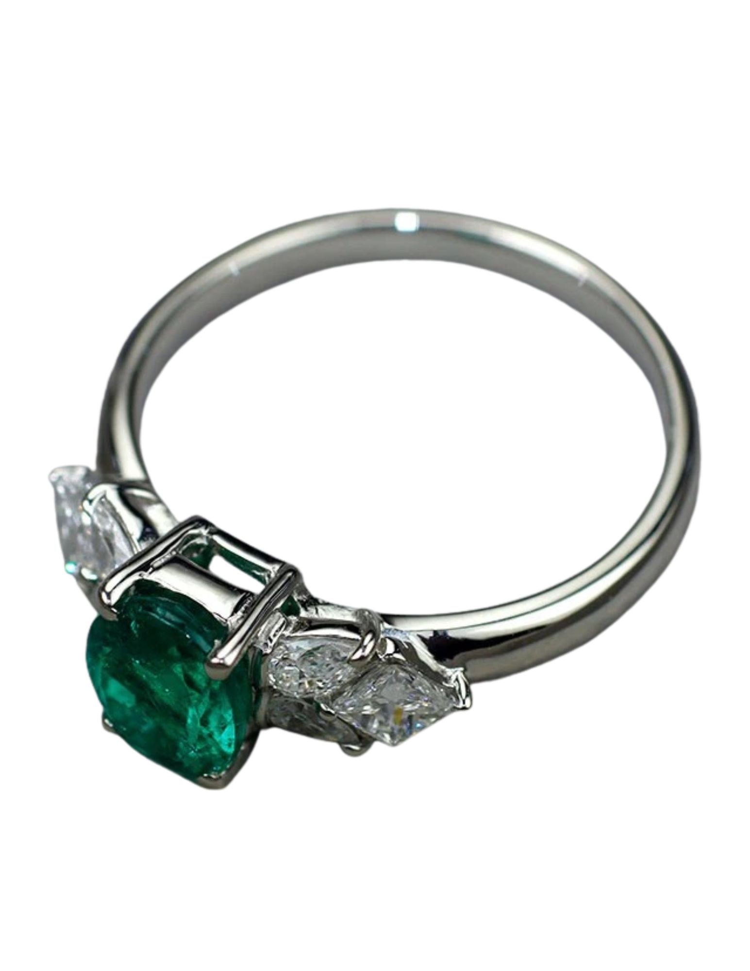 PT900 EMERALD DIAMOND RING - 2