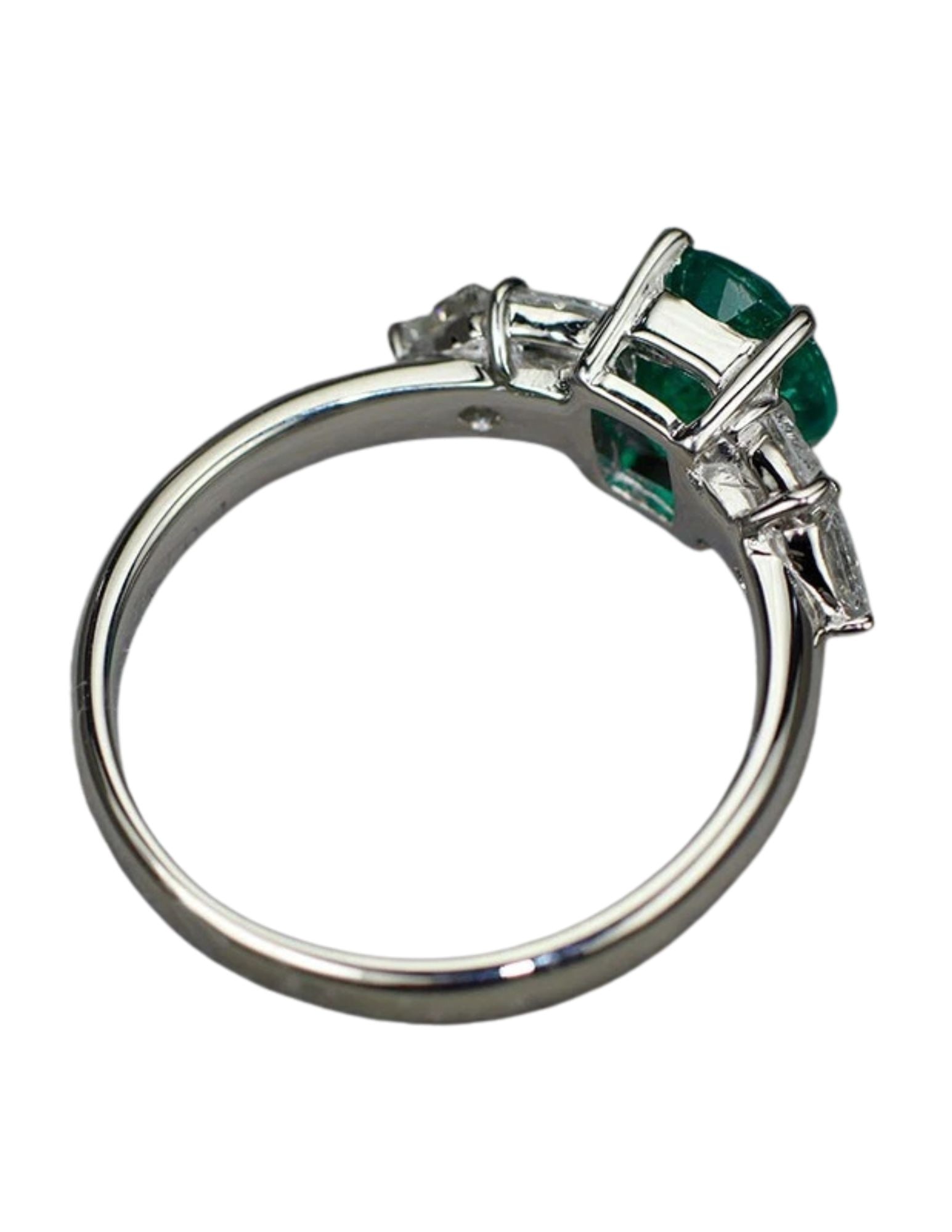 PT900 EMERALD DIAMOND RING - 3