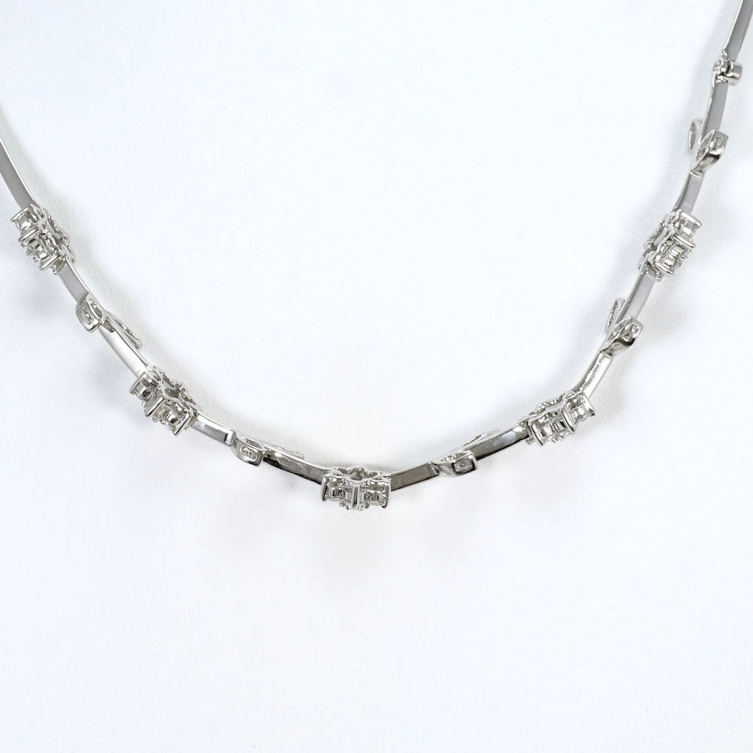 K18 GOLD NECKLACE DIAMOND: K18 gold Necklace Diamond Brand: No Brand Type/Style: Necklace Material: K18 Gold, Main Stone Natural Color: None Size: Chain Length:43cm Accessories: None Accessories Notice: When purchas