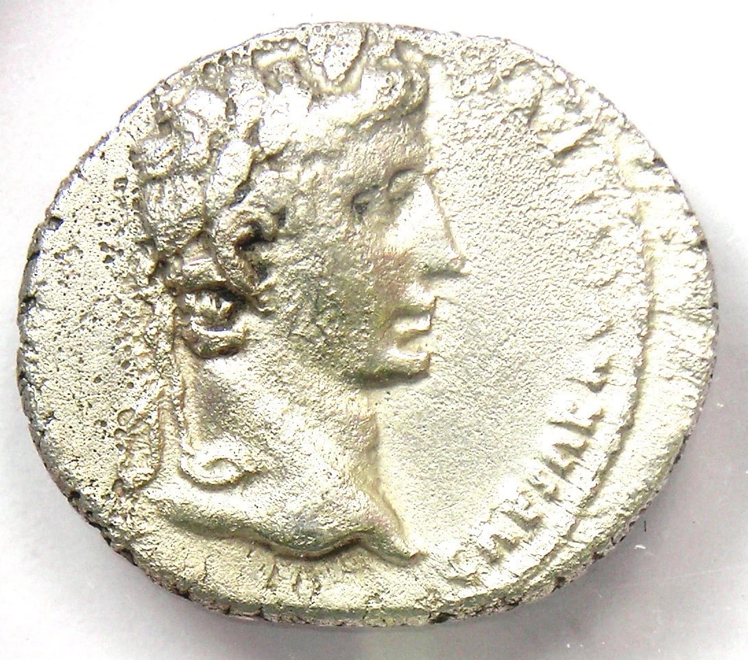 AUGUSTUS AR DENARIUS SILVER OCTAVIAN COIN: Augustus AR Denarius Silver Octavian Coin Year : 27 BC Denomination : Denarius Country of Origin : Italy Accessories: None Accessories Notice: When purchasing pre-owned goods, please refer to the phot