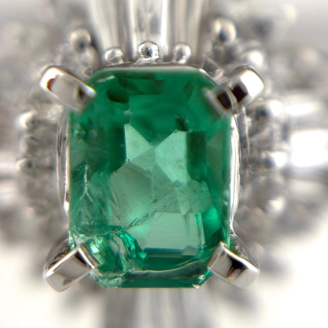 EMERALD DESIGN PLATINUM RING - 2