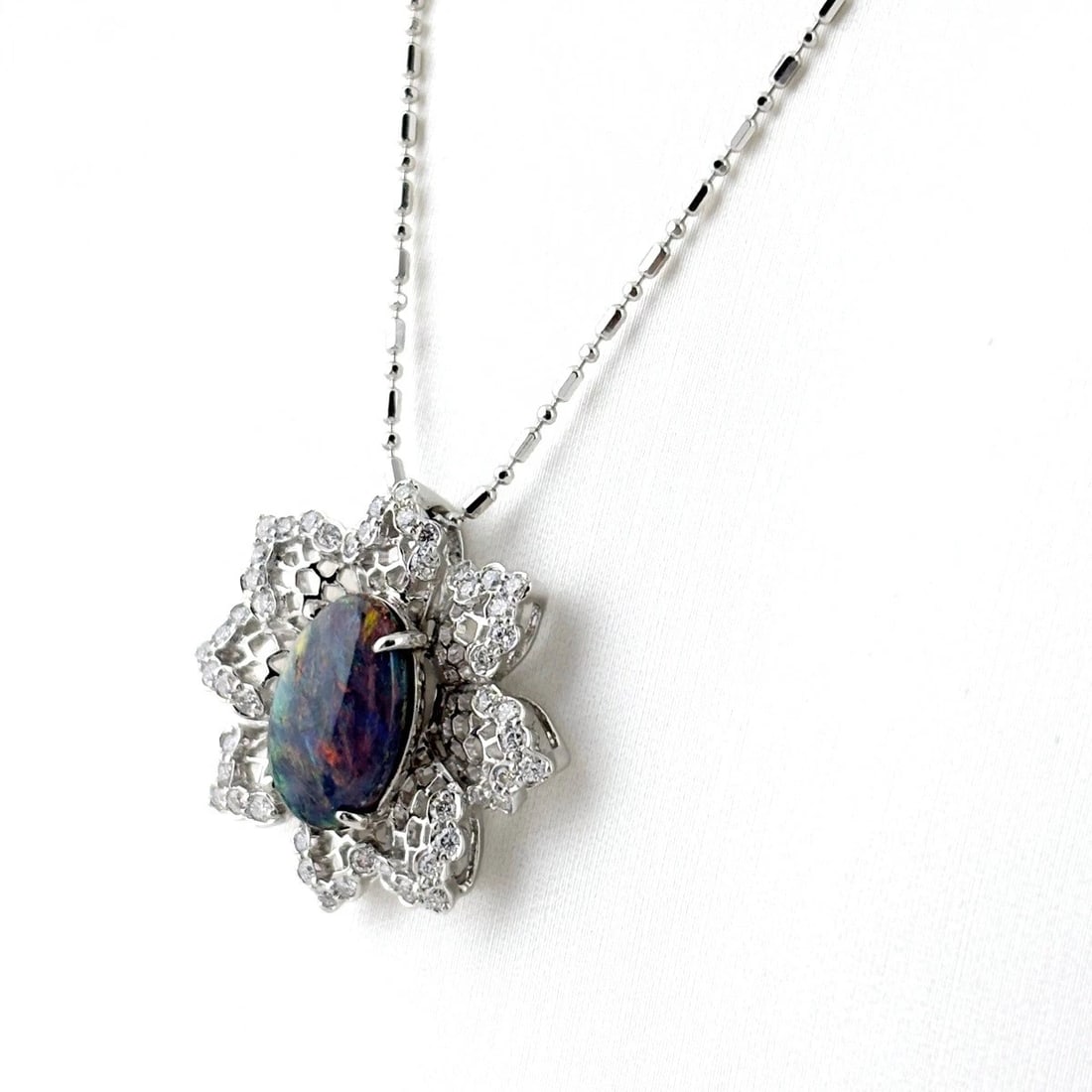 FLOWER MOTIF DESIGN NECKLACE WHITE GOLD PENDANT (1 of 4)