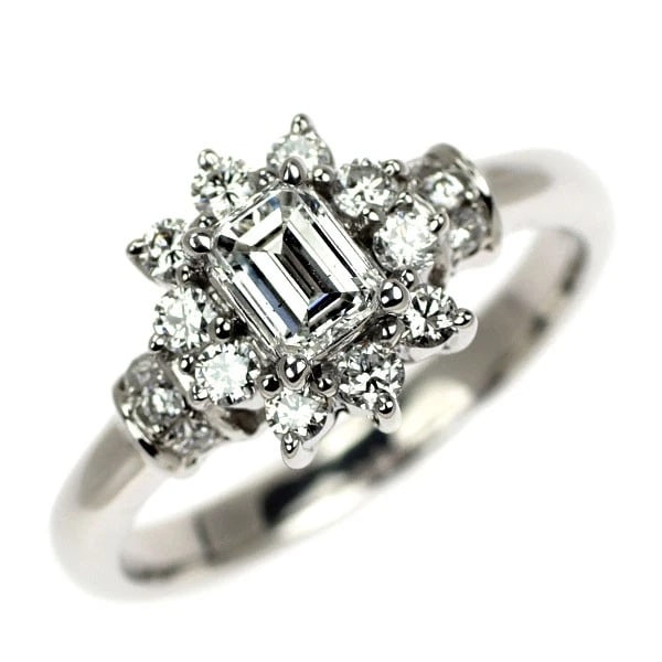 PT900 EMERALD CUT DIAMOND RING (1 of 2)