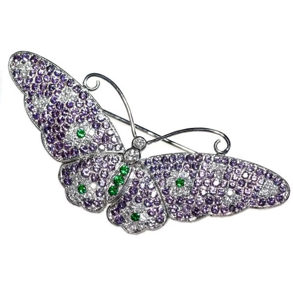 K18WG COLOR CHANGE GARNET COLOURED STONE DIAMOND BROOCH: K18WG Color Change Garnet Coloured Stone Diamond Brooch Brand: None Type/Style: brooch Material: K18WG, Main Stone Natural Color: WG Size: Length/Width/Diameter 28.2 Accessories: None Accessories