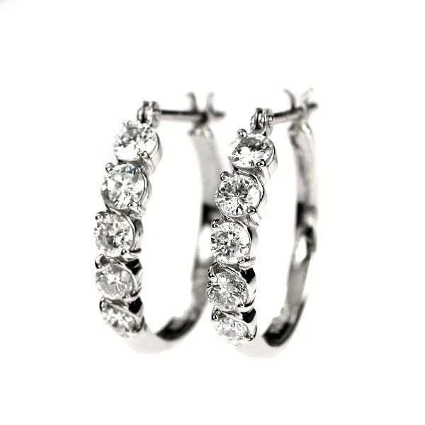 PT900 DIAMOND HOOP EARRING: Pt900 diamond hoop earring Brand: None Type/Style: piercing Material: Pt900, Main Stone Natural Color: None Size: Length/Width/Diameter 18.7 Accessories: None Accessories Notice: When purchasing