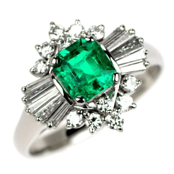 PT900 EMERALD DIAMOND RING: Pt900 emerald diamond ring Brand: None Type/Style: Ring Material: Pt900, Main Stone Natural/emerald Color: None Size: 6 US Accessories: None Accessories Notice: When purchasing pre-owned goods,