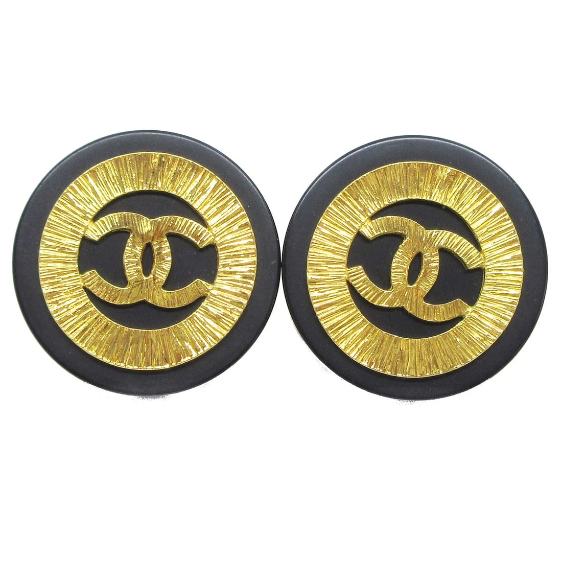 CHANEL HUGE BUTTON EARRINGS CLIP-ON GOLD BLACK: Chanel Huge Button Earrings Clip-On Gold Black Brand: Chanel Type/Style: Earrings Material: Gold-tone, Plastic, Color: Gold, Black Size: Diameter : 4.0 cm Accessories: None Accessories Not