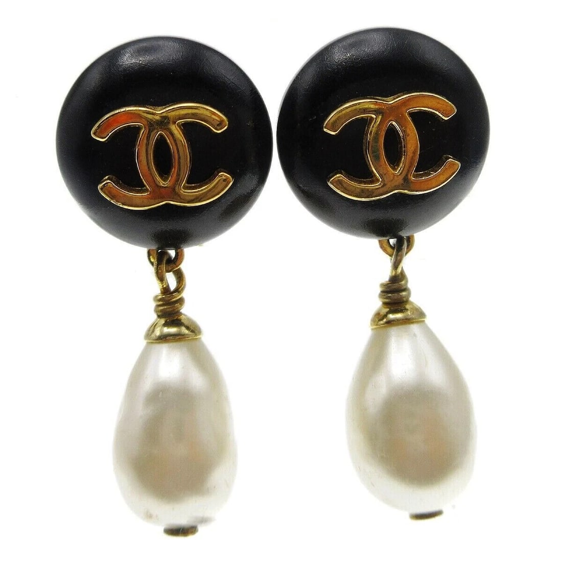 CHANEL ARTIFICIAL PEARL DANGLE EARRINGS CLIP-ON BLACK GOLD: Chanel Artificial Pearl Dangle Earrings Clip-On Black Gold Brand: CHANEL Type/Style: Earrings Material: Gold-plated, Plastic, Color: Gold, Black, White Size: W 1.5 x H 3.5 cm Accessories: None
