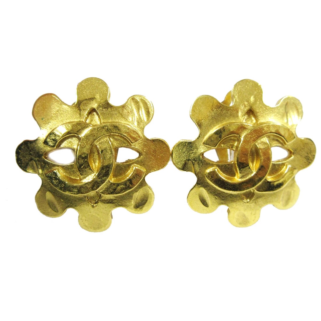 CHANEL BUTTON EARRINGS CLIP-ON GOLD: Chanel Button Earrings Clip-On Gold Brand: Chanel Type/Style: Earrings Material: Gold-tone, Color: Gold Size: W 2.9 x H 2.9 cm Accessories: None Accessories Notice: When purchasing pre-own