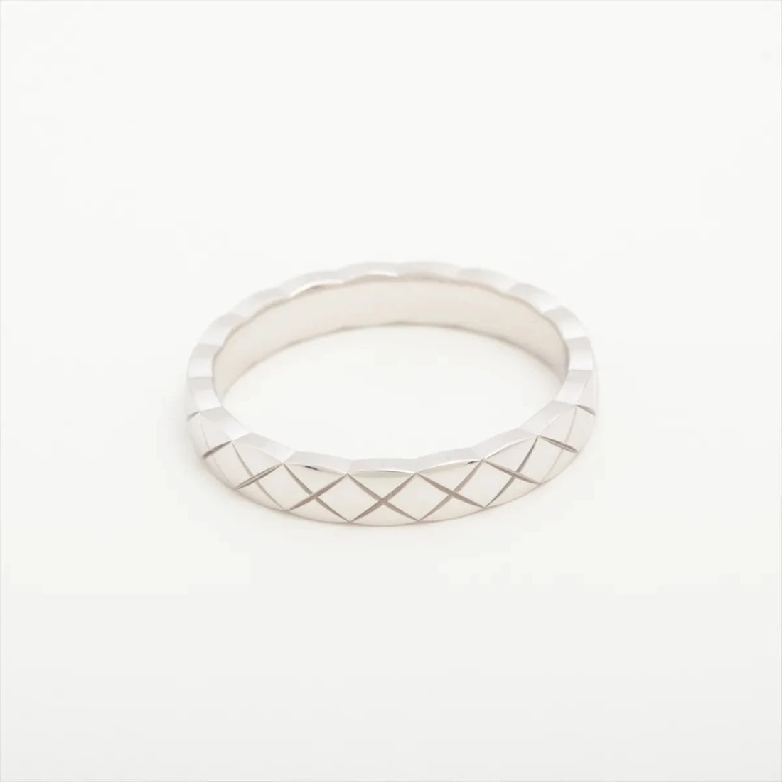 CHANEL COCO CRUSH RING 750(WG): Chanel Coco Crush Ring 750(WG) Brand: Chanel Type/Style: Ring Material: 750(WG), Color: White Gold Size: 6.25 - 6.5US Accessories: None Accessories Notice: When purchasing pre-owned goods, please