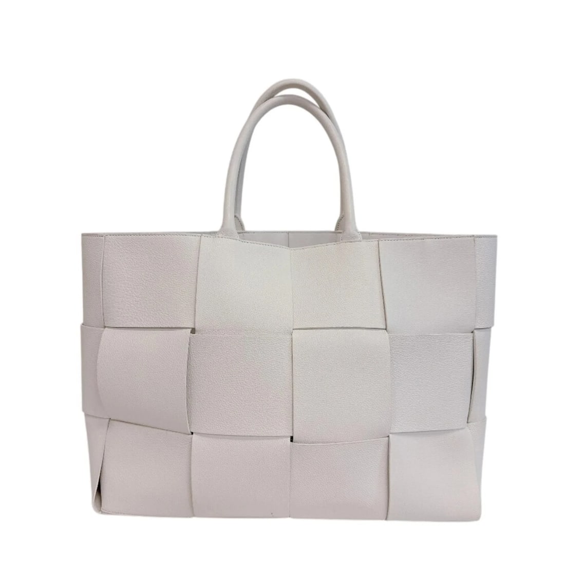BOTTEGA VENETA THE ARCO HAND SHOULDER BAG: BOTTEGA VENETA The Arco Hand Shoulder Bag Brand: Bottega Veneta Type/Style: Shoulder bag, Tote bag Material: Leather Color: White Size: (HxWxD) 34cm x 45cm x 12cm / 13.38'' x 17.71'' x 4.72'' Acce