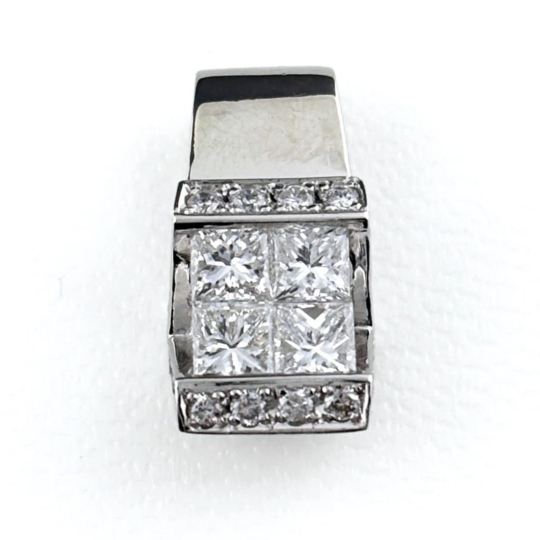 MELEE DIAMOND DESIGN PENDANT HEAD PLATINUM: melee diamond design pendant head Platinum Brand: Unbranded Type/Style: Pendant Head Material: Pt900, Color: PT Size: Pendant size 16.8?8.0mm(0.7") Inside diameter of the bail 7.2?2.0mm(0.3")