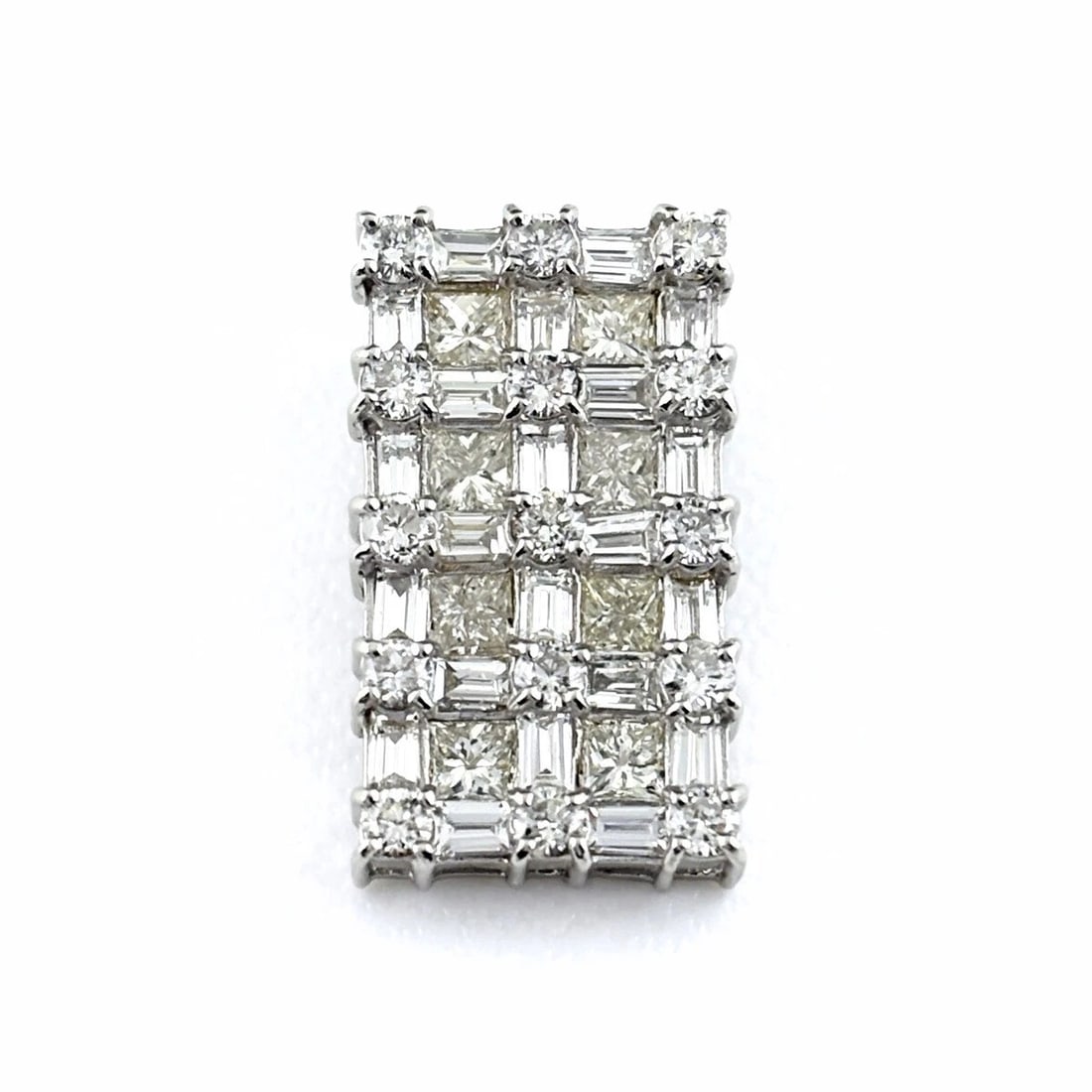 MELEE DIAMOND PENDANT HEAD WHITEGOLD PENDANT HEAD 18K: melee diamond Pendant Head WhiteGold Pendant Head 18K Brand: Unbranded Type/Style: Pendant Head Material: 18K WG, Color: White Size: Pendant size 19.0?10.9mm(0.7") Inside diameter of the bail