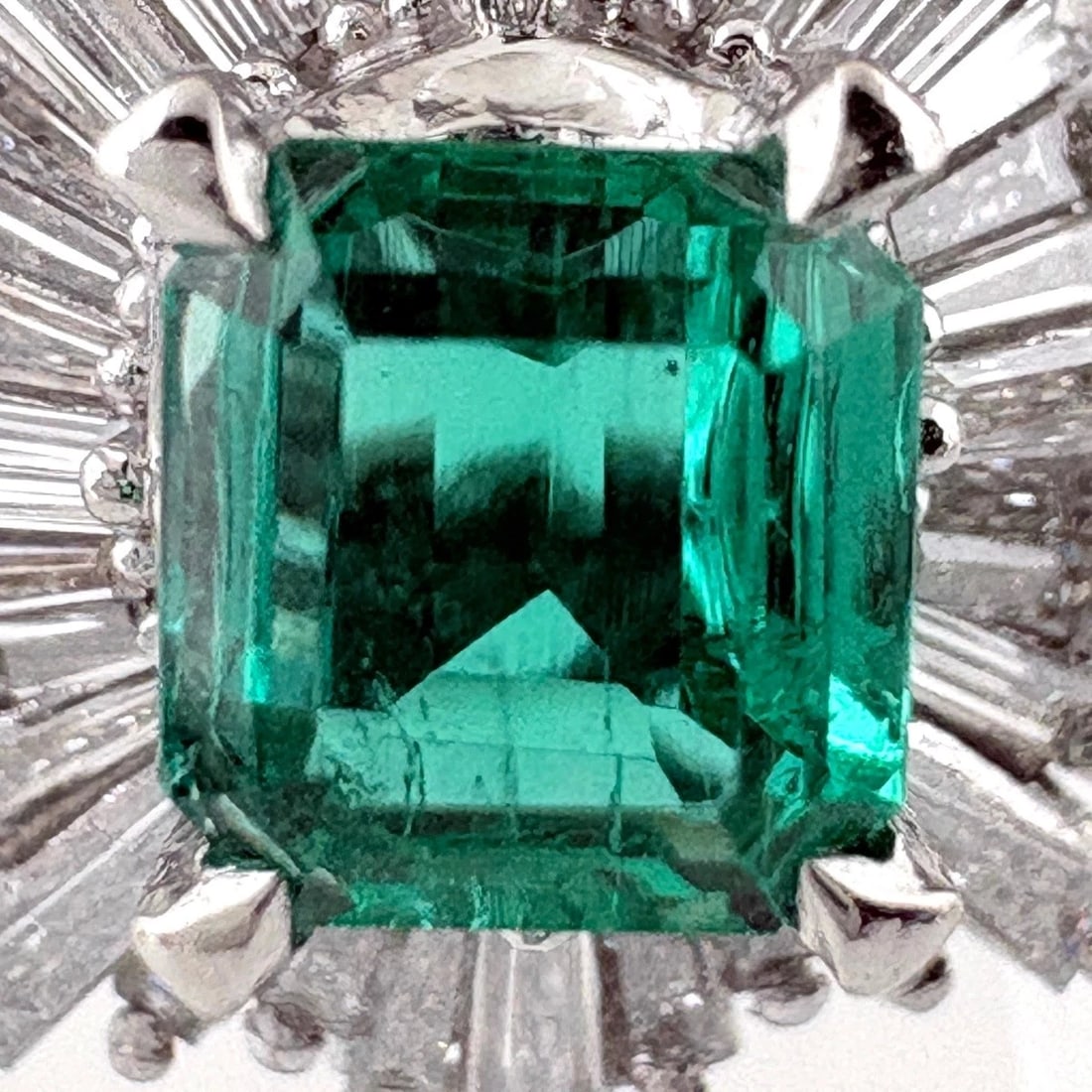 EMERALD DESIGN RING PLATINUM - 2