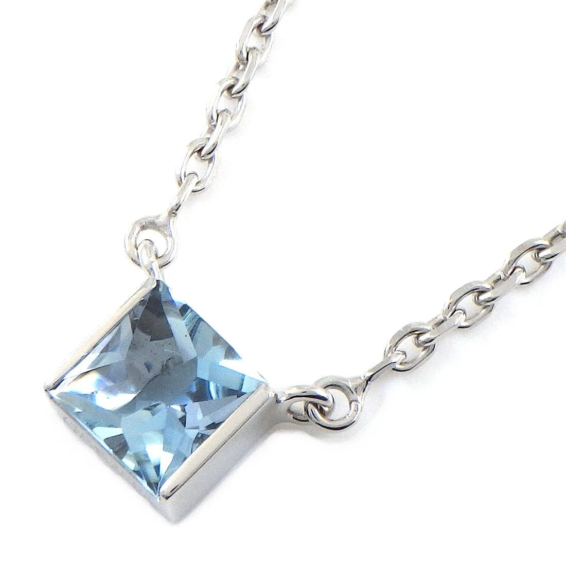 CARTIER NECKLACE AQUAMARINE 750(18K) WHITE GOLD: Cartier Necklace Aquamarine 750(18K) White Gold Brand: Cartier Type/Style: Necklace Material: 750(18K) White Gold, Main Stone Aquamarine Color: White Gold Size: Chain Length : 15.94" & 16.22"(inches) 