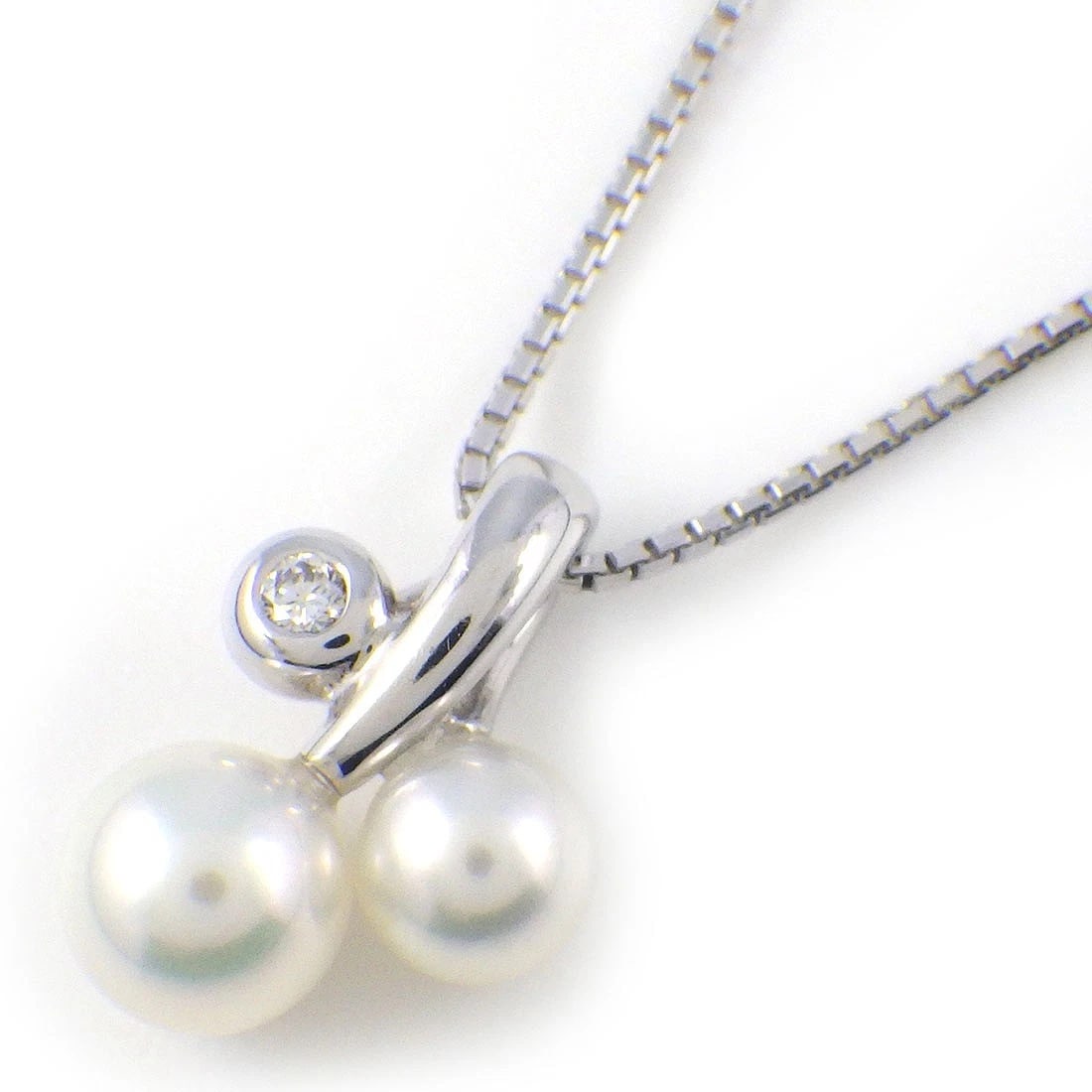 TASAKI NECKLACE AKOYA PEARL DIAMOND 750(18K) WHITE GOLD: TASAKI Necklace Akoya Pearl Diamond 750(18K) White Gold Brand: TASAKI Type/Style: Necklace Material: 750(18K) White Gold, Main Stone Pearl Color: White Gold Size: Chain Length : 13.97" & 15.55"(inches