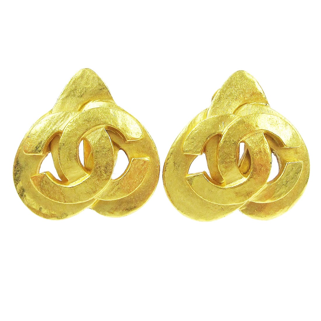 CHANEL HEART EARRINGS CLIP-ON GOLD: Chanel Heart Earrings Clip-On Gold Brand: Chanel Type/Style: Earrings Material: Gold-tone, Color: Gold Size: W 2.5 x H 2.5 cm Accessories: None Accessories Notice: When purchasing pre-owne